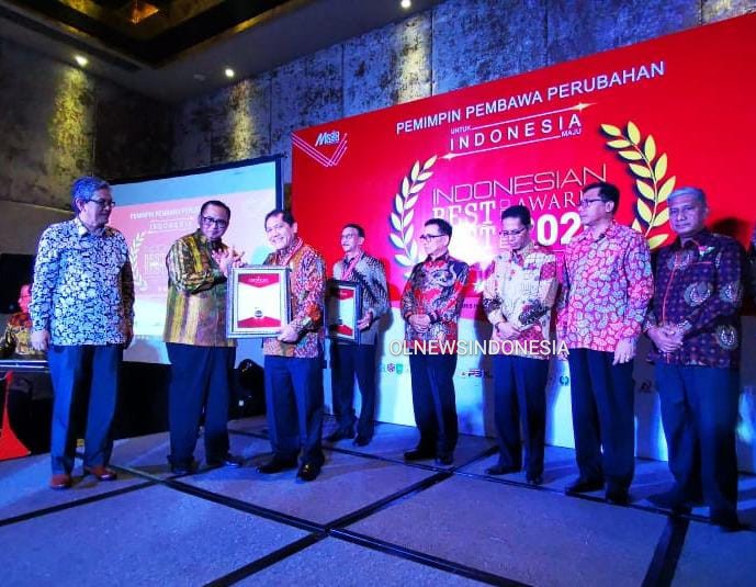 Ket foto : Sesmenkop dan UKM menyerahkan piagam penghargaan kepada Bupati Karo Terkelin Brahmana, SH, MH sebagai Bupati terbaik tingkat Kabupaten mewakili Sumut Se-Indonesia versi Seven Media Asia Mecidu, di Bali Denpasar, Jumat (20/02) 2020 (Ist)