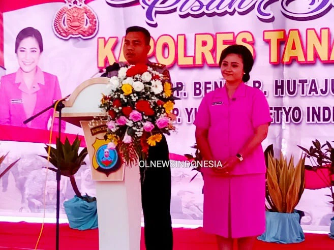 Ket foto : Kapolres Tanah Karo AKBP Yustinus Seyto Indriono SH, SIK saat memberikan sambutan didampingi istri saat pisah sambut Kapolres Tanah Karo Di halaman Mapolres, Sabtu (29/02) 2020 (Ist)