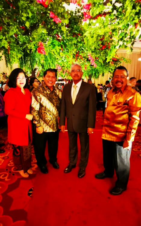 Ket foto : Ketua Mahkamah Agung  Prof. Dr. H. Muhammad Hatta Ali, S.H, M.H, foto bersama Bupati Karo Terkelin Brahmana, SH, MH, Ny Sariati Sitompul dan Pengusaha Jakarta Putra Kaban di balai Sudirman Jakarta Selatan resepsi pernikahan anak hakim Agung Yakub GINTING, Sabtu malam (29/02) 2020 (Ist).