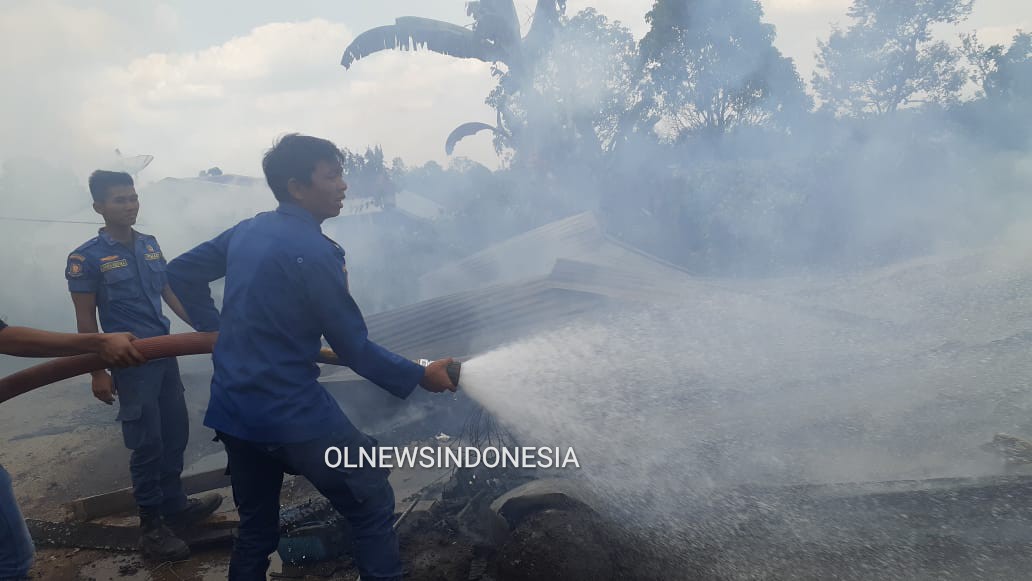 Ket foto : Pihak Damkar Kabupaten Karo saat di lokasi kebakaran tengah berhasil padamkan Api dalam waktu sekitar 15 menit, Selasa (03/03) 2020 (Ist)