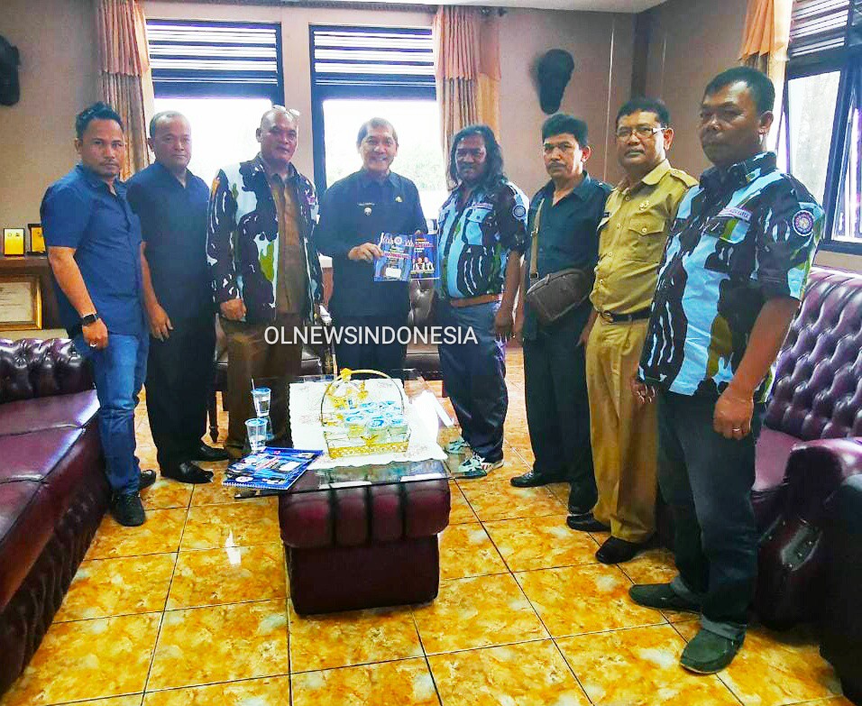 Ket foto : terlihat Bupati Karo Terkelin Brahmana, SH, MH menerima undangan dari pihak panitia untuk pelantikan ketua DPD IPK Kab Karo periode 2020 - 2025 yang akan diselenggarakan di Hotel Sibayak, Selasa (03/03)2020  (Ist)