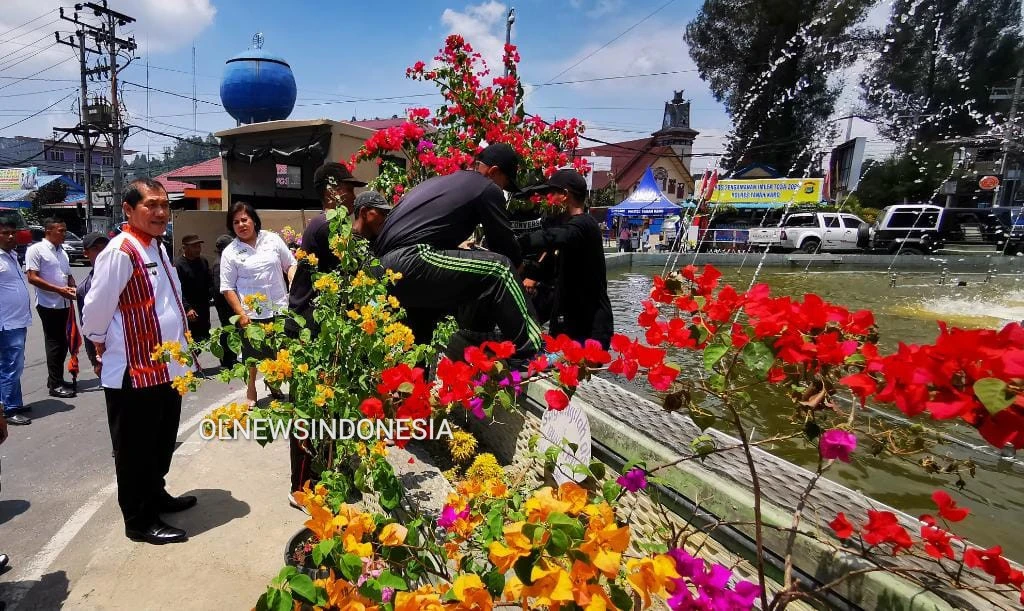 Ket foto : Bupati dan Wakil Bupati tampak kompak memantau penyaluran Dompet Bugenvil Peduli di sekitar Tugu Juang Berastagi, Rabu (04/03) 2020 (Ist)