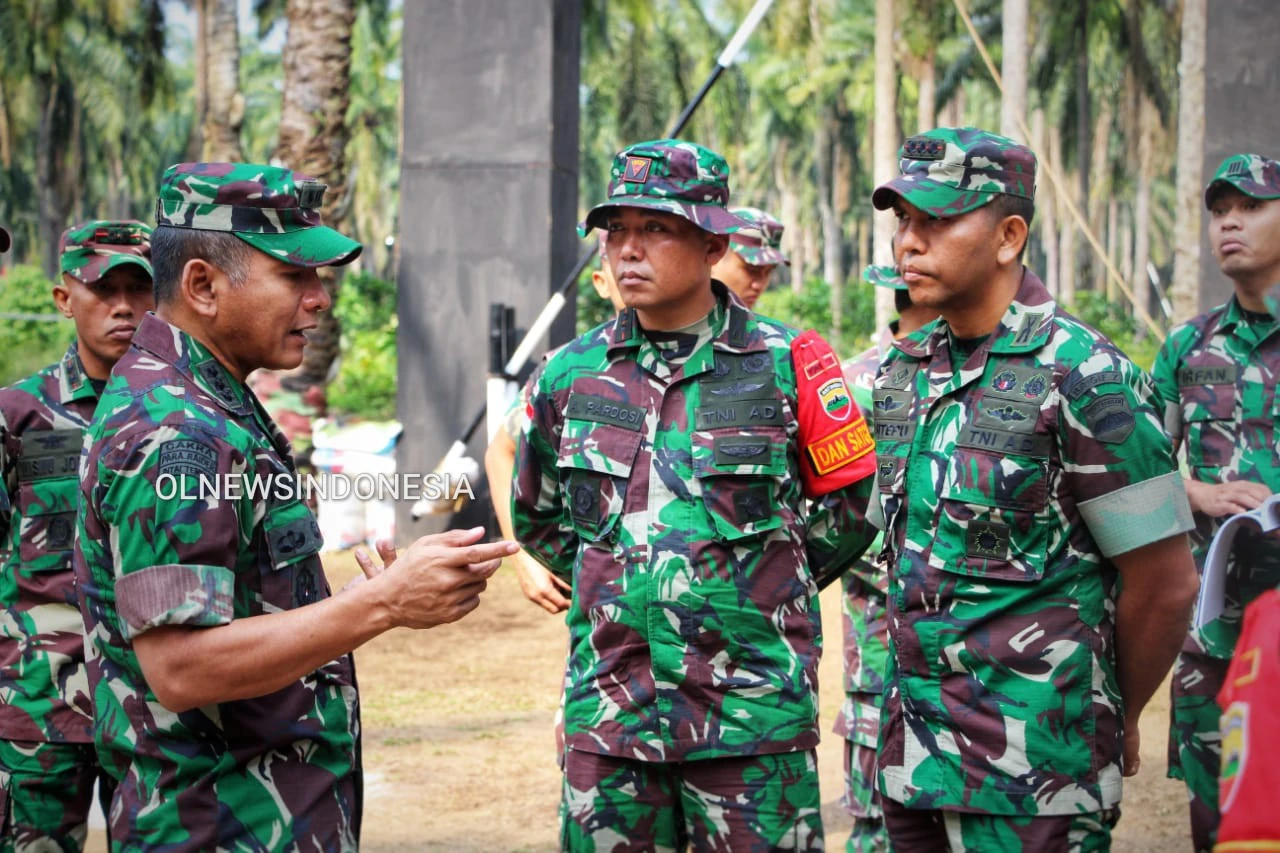 Ket foto  : Paban II/Binaan Sopsad memberikan pengarahan kepada Danbrigif 7/RR dan Danyonif 125 Simbisa di lokasi, Kamis(05/03) 2020 (Ist)