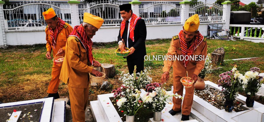 Ket foto : Tampak Bupati Karo Terkelin Brahmana SH MH, bersama para Pejuang Veteran melakukan tabur bunga di Makam Pahlawan Kabanjahe Kabupaten Karo, Jumat (06/03) 2020 (Ist)