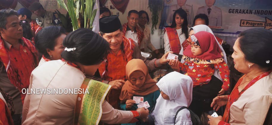 Ket foto : Bupati Karo Terkelin Brahmana, SH, MH disaksikan ketua DPRD Karo Iriani Br Tarigan, Ketua TP PKK Kab Karo Ny Sariati Sitompul dan Kadis Dukcapil tampak menyerahkan kartu KIA kepada perwakilan masyarakat yang mengurus KIA di stand Dukcapil di Taman Mejuah Juah Berastagi, Sabtu (07/03) 2020