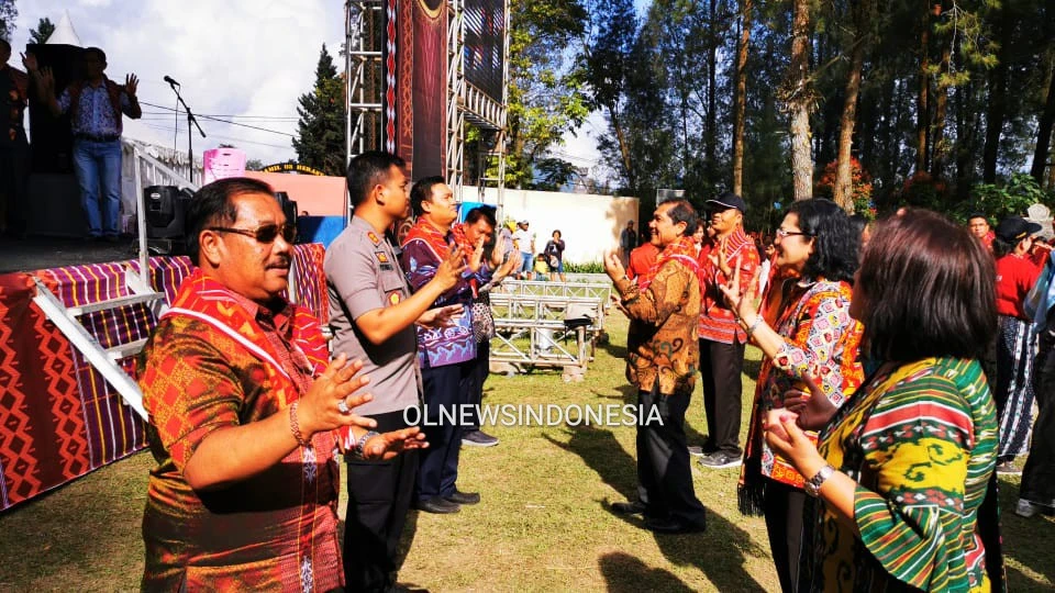 Ket foto : Bupati Karo didampingi Kapolres Tanah Karo AKBP Yustinus Setyo Indriono, Ketua TP PKK Kab Karo Ny Sariati Sitompul, sejumlah OPD dan ASN menari bersama usai perayaan hari jadi Kab Karo ke 74 resmi ditutup, Minggu (08/03) 2020 (Ist)