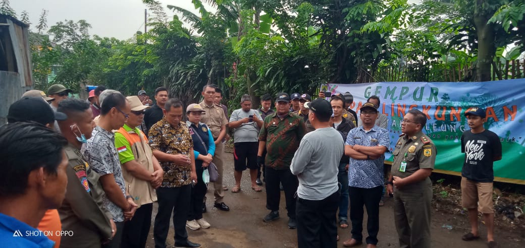 Foto : Apel Persiapan Gempur Sampah Lingkungan yang di gelar DLH UPT II Jonggol yang dibuka Camat Cileungsi Serta di hadiri Sekdis DLH Kabupaten Bogor.