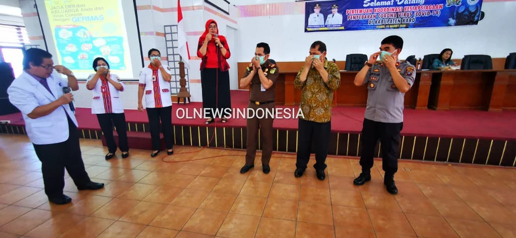 Ket foto : Bupati Karo Terkelin Brahmana SH MH mengikuti instrukstur     dan pengarahan dari dokter terkait pemakaian masker dan tata cara cuci tangan yang benar di Aula Kantor Bupati Karo Kabanjahe, Kamis (12/03) 2020 (Ist)