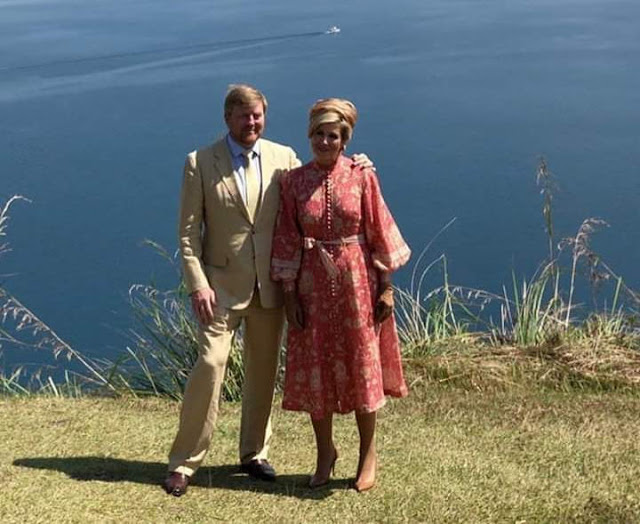 Foto : Raja Willem menggunakan memakai setelan jas berwarna emas, sementara Maxima menggunakan gaun warna peach bermotif bunga di Samosir