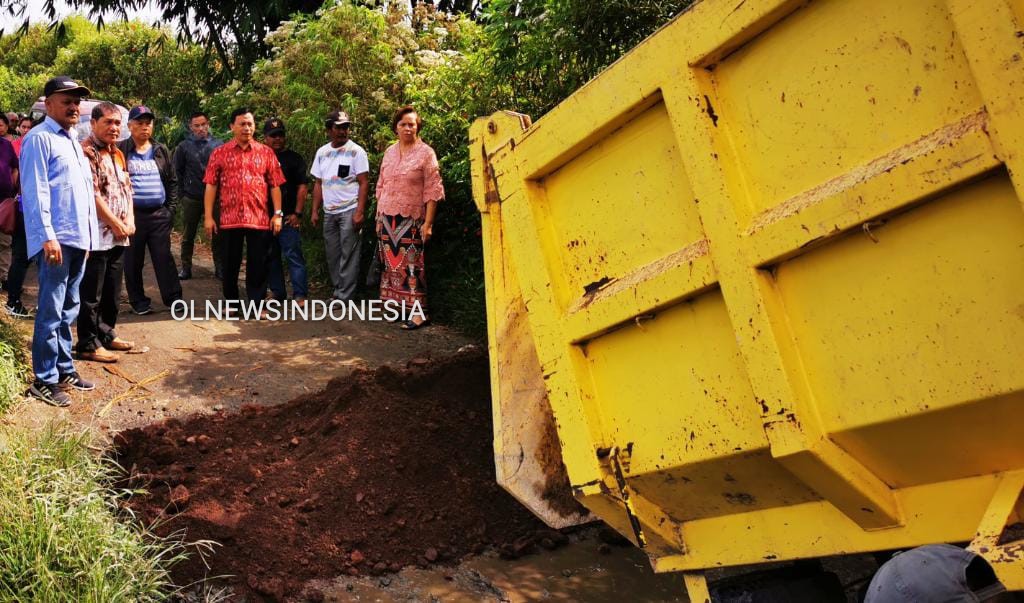 Ket foto : Bupati Karo Terkelin Brahmana SH, MH  bersama Kadis PUPR serta Kepala Bappeda saat memantau mobil Dumtruck pengangkut Sertu untuk lakukan penimbunan jalan Desa, Sabtu (14/03) 2020 (Ist)