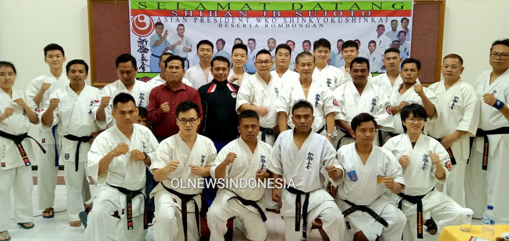 Ket foto : Pengurus Cabang Shinkyokushinkai Karo berfose bersama Pengurus Daerah Sumatra Utara dan Presiden Asian WKO Shinkyokushinkai Shihan JB Sujoto di Aula Hotel Internasional Sibayak Berastagi, Sabtu (14/03) 2020 (Ist)