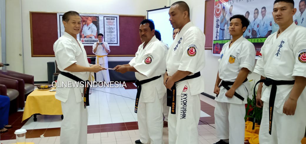 Ket foto : Asian President WKO Shinkyokushinkai Shihan JB Sujoto sesaat setelah usai pelantikan Pengcab Karo menyerahkan SK kepengurusan Cabang Perguruan Shinkyokushinkai Karo kepada Ketua Terpilih Abdi Sembiring di Hotel Internasional Sibayak Berastagi, Sabtu (14/03) 2020 (Ist)