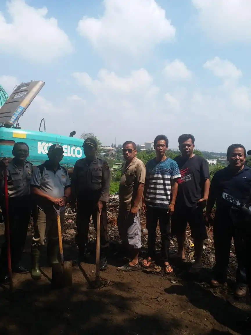 Foto : Kapolsek Cileungsi,Kompol Endang,S bersama Camat Cileungsi Dan Kepala UPT DLH Wilayah II Jonggol,berfoto bersama disela sela kegiatan Gempur Sampah di Kampung Cikalagan Desa Cielungsi Kota,Kecamatan Cileungsi.