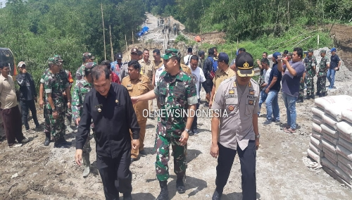 Ket foto : Bupati Karo Terkelin Brahmana bersama Dandim 0205 TK memperlihatkan naskah Serah Terima Tugas dan tanggungjawab di Makodim 0205 Tanah Karo, Senin (16/03) 2020 (Ist)