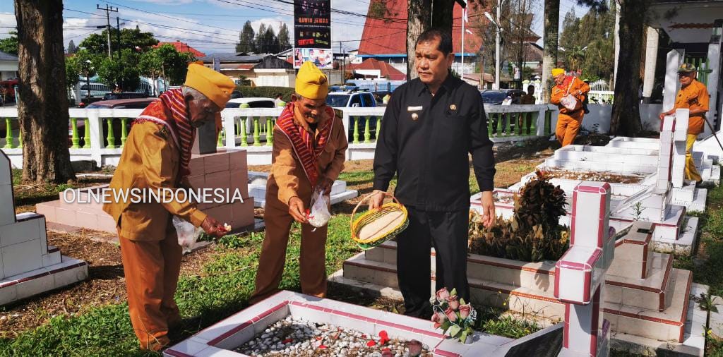 Ket foto :Bupati Karo Terkelin Brahmana SH saat menabur bunga di pusara Pejuang Bangsa di Makam Pahlawan Kabanjahe bersama para Veteran dalam memperingati Hut LVRI ke 63 di Kabanjahe, Senin (16/03) 2020 (Ist)