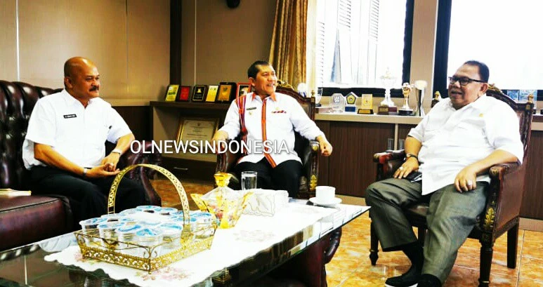 Ket foto : Bupati Karo Terkelin Brahmana SH, MH dan Ketua DPRD Sumut Baskami Ginting didampingi kepala Bappeda Ir Nasib Sianturi saat berdialog terkait program pembangunan Tanah Karo, Rabu (18/03) 2020 di ruang kerja Bupati (Ist)