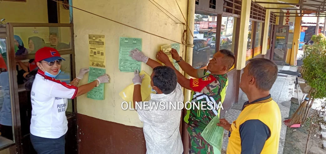 Ket foto : Camat Berastagi Mirton Ketaren S.Sos bersama Kepala Puskesmas Berastagi dr Rahmenda Sembiring MKM dan Pihak Polsekta serta Koramil Berastagi saat bersama menempel Brosur di salah satu Rumah Makan di Kota Berastagi, Jumat (20/03) 2020 (Ist)
