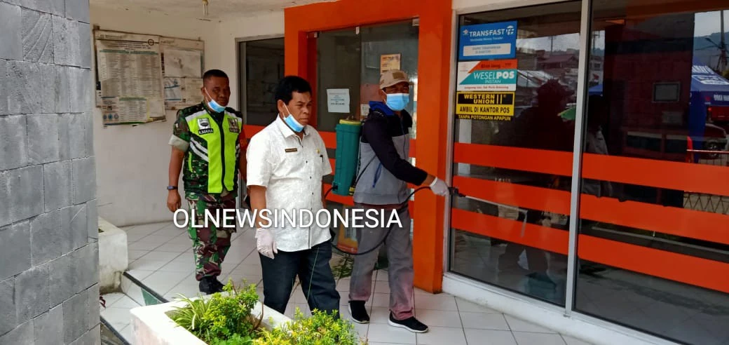 Ket foto : Camat Berastagi Mirton Ketaren S.Sos mendampingi Petugas penyemprotan Desinfektan Di Kantor Pos Berastagi, Jumat (20/03) 2020 (Ist)