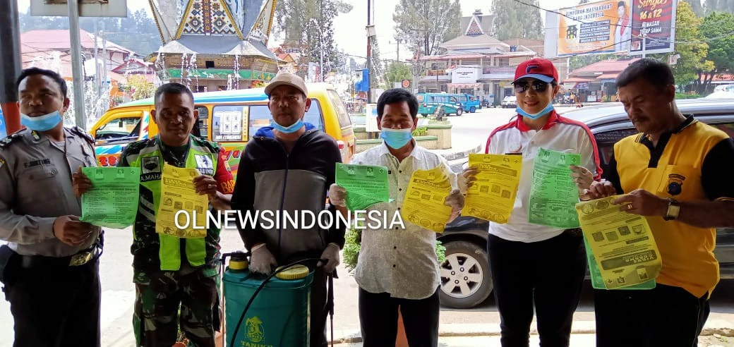 Ket foto : sebelum lakukan penempelan dan penyemprotan Desinfektan Muspika Kec Berastagi bersama Puskesmas Berastagi menunjukkan ke Media Brosur yang akan di Tempel sepanjang jalan Veteran Berastagi, Jumat (20/03) 2020 (Ist)