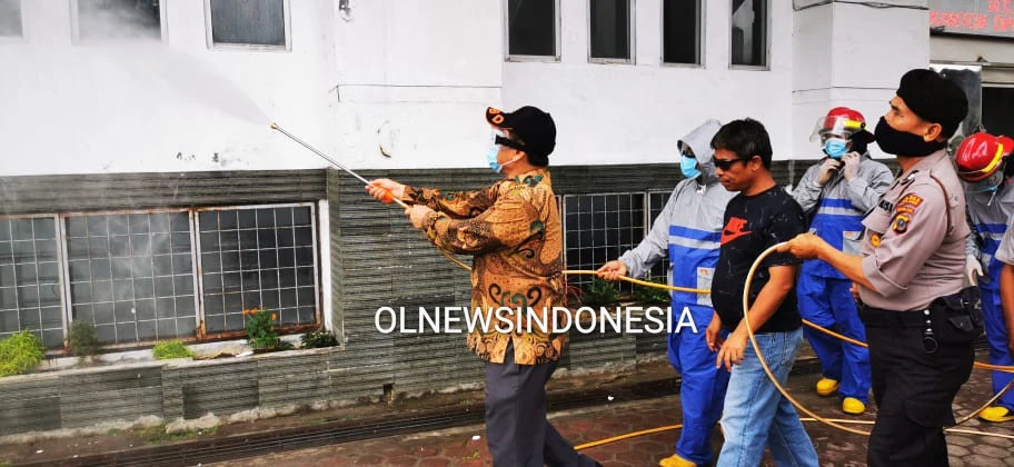 Ket foto : Bupati Karo Terkelin Brahmana, SH didampingi Ketua Gugus Ir Martin Sitepu dan Anggota DPRD Karo melakukan peyemprotan seputar gedung DPRD Karo Kabanjahe, Jumat (20/03) 2020 (Ist)