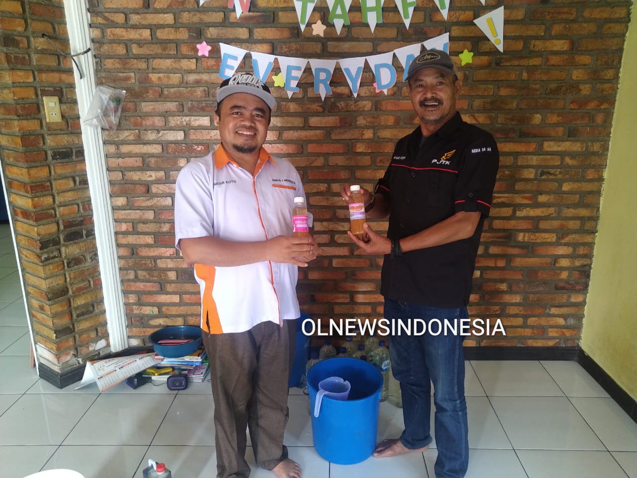 Ket foto : Pihak Management Eco Enzyme Indonesia Nasir Koto tampak menyerah secara simbolis Cairan Eco Enzyme Indonesia kepada Ketua PJTK Amry KS Pelawi di Berastagi, Sabtu (21/03) 2020 (Ist)
