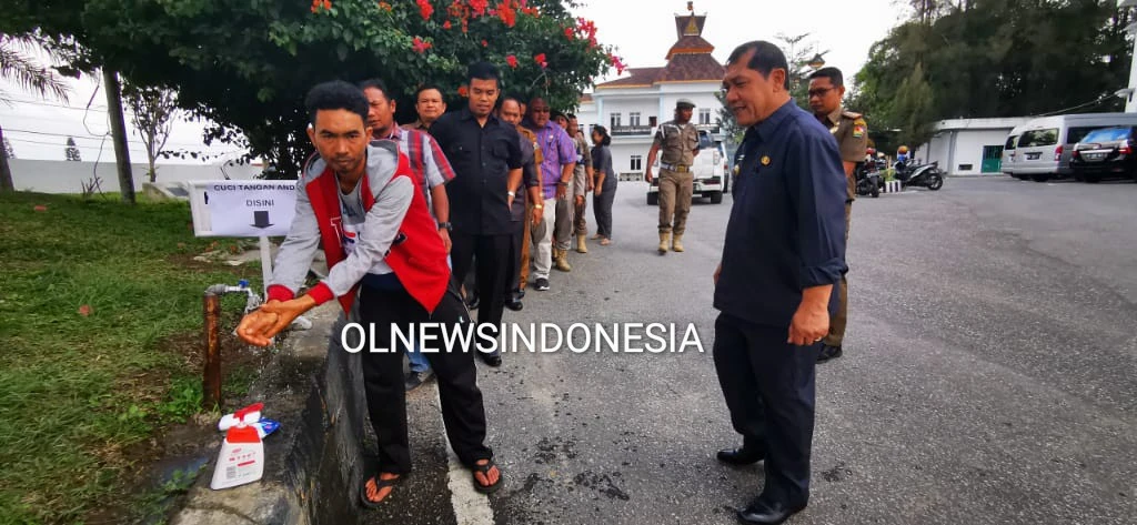 Ket foto : Mengantisipasi virus Corona Bupati Karo Terkelin Brahmana SH, MH sebelum memasuki ruangan kerja melakukan cuci tangan, untuk mengedukasi setiap orang masuk kedalam kantor Bupati,Senin (23/03) 2020 (Ist)