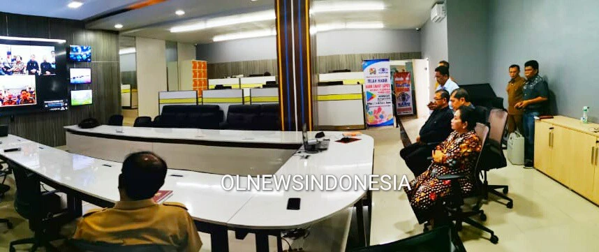 Ket foto : Bupati Karo Terkelin Brahmana SH, MH , bersama ketua DPRD Karo Iriani Br Tarigan, Ketua Moderamen GBKP Pdt Agustinus melakukan telecoference memantau perkembangan situasi terkini penanganan Virus Corona disaksikan sejumlah OPD, Senin (23/03) 2020 (Ist)