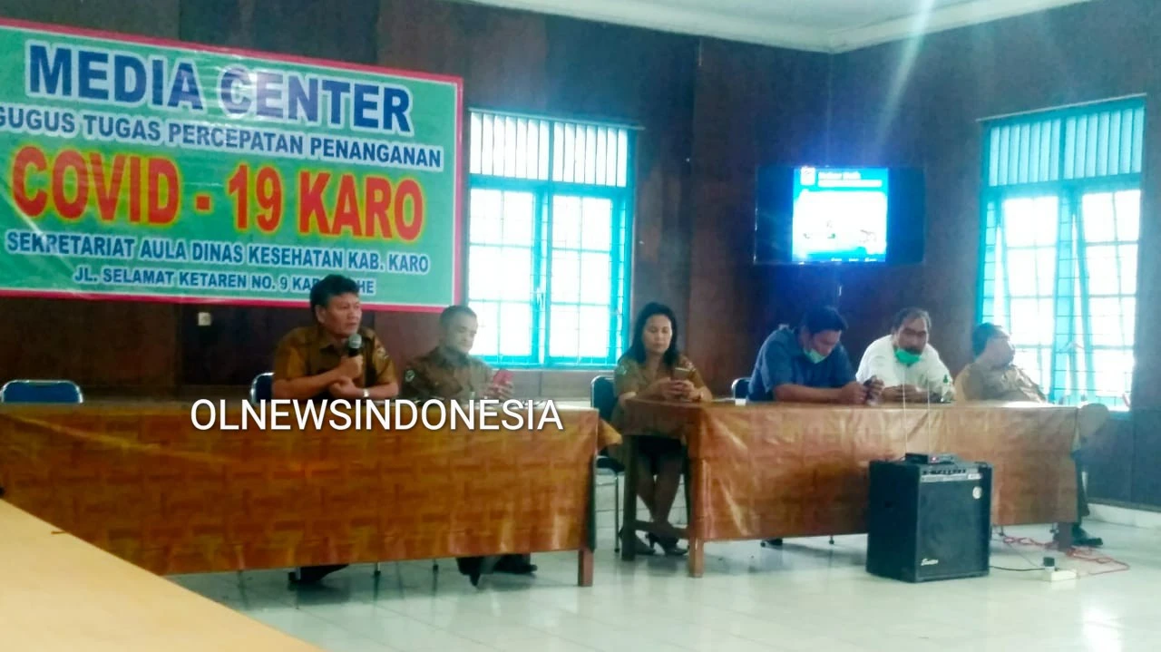 Ket foto :  Ketua Tim Gugus Tugas Percepatan Penanganan Covid-19 Ir Martin Sitepu saat memberikan paparan terkait mengantisipasi virus Corona kepada wartawan di Aula Kantor Dinas Kesehatan Kabupaten Karo,di jalan Selamat Ketaren Kabanjahe, Senin (23/03) 2020 (Ist)