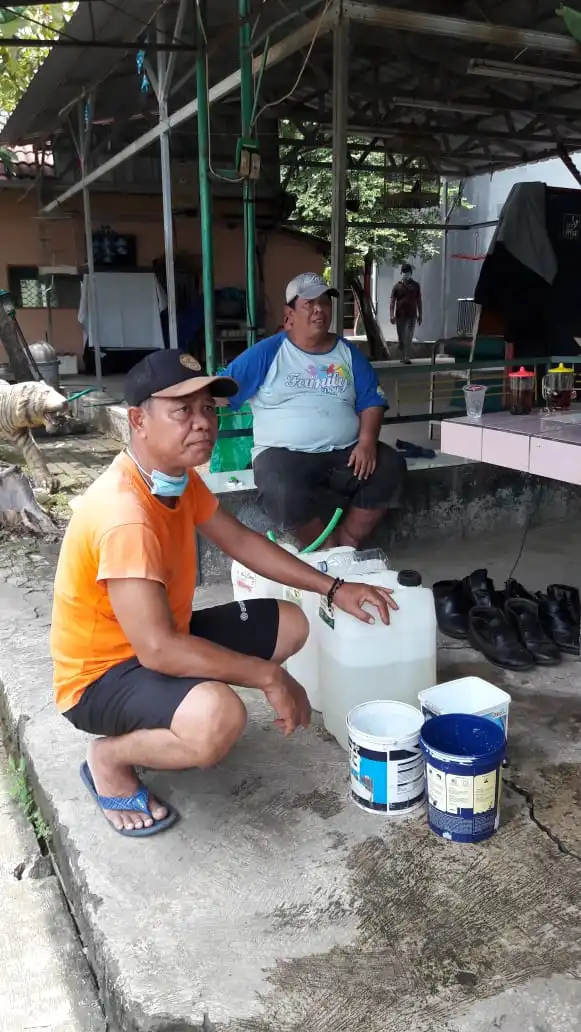 Foto : Nanang,seorang anggota Polri yang peduli mengantisipasi penyebaran wabah covid-19 tampak lagi menyiapkan bahan disinfektan untuk dibagi gratis buat warga RT 04 RT 27 Kelurahan Pejuang Kota Bekasi.,Rabu(25/03/2020)
