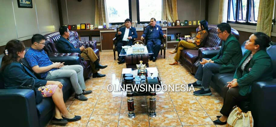 Ket foto : Bupati Karo Terkelin Brahmana SH, MH saat menerima kunjungan dari Organisasi IDI Kabupaten Karo di Ruang Kantor Bupati Karo membahas tentang pengantisipasian  virus Corona di Kabupaten Karo, Rabu (15/03) 2020 (Ist)