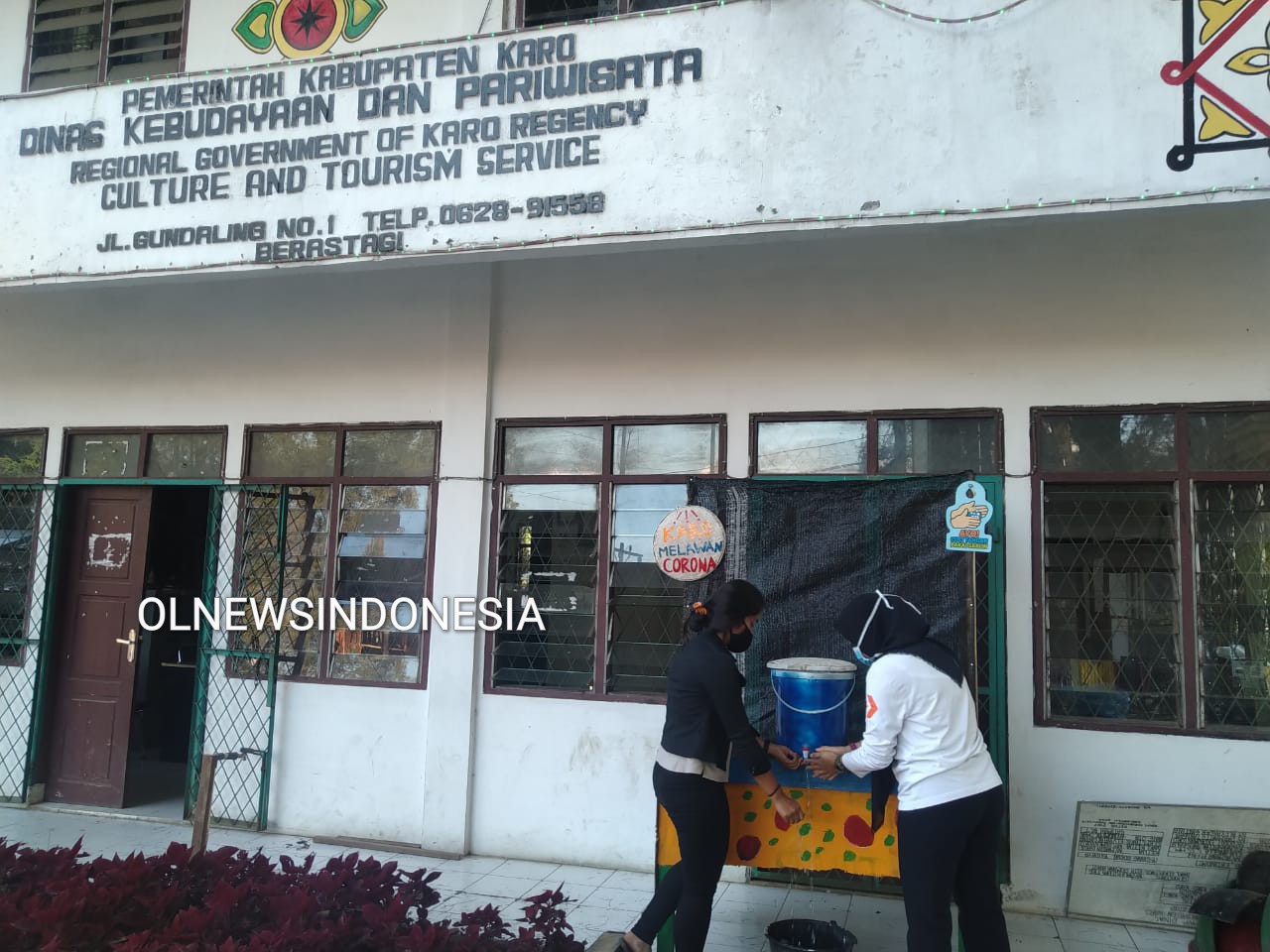 Ket foto : Didepan Kantor Pariwisata Kabupaten Karo memasang sarana sanitasi cuci tangan bagi warga, Rabu (15/03) 2020 (Ist)