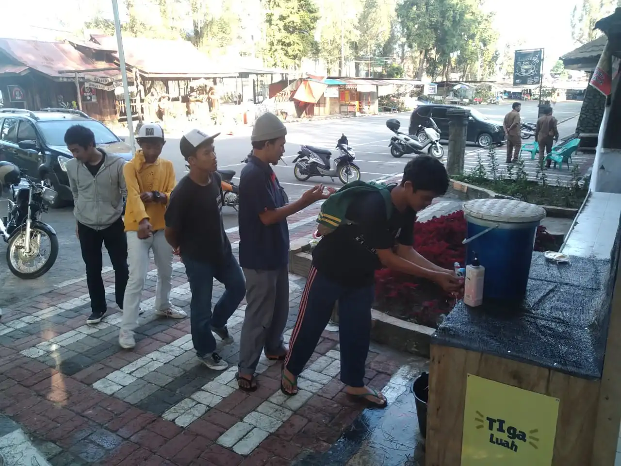 Ket foto : tampak warga mencuci tangan yang telah di pasang oleh pihak Dinas Pariwisata Kabupaten Karo di area parkir Taman Mejuah Juah Berastagi Kabupaten Karo, Rabu (15/03) 2020 (Ist)
