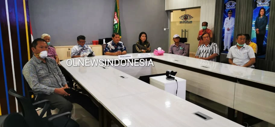 Ket foto  :Bupati Karo Terkelin Brahmana SH, MH, saat gelar Videoconference dengan pihak Kecamatan Merdeka Dan Kecamatan Tigapanah, Kamis (26/03) 2020  (Ist)