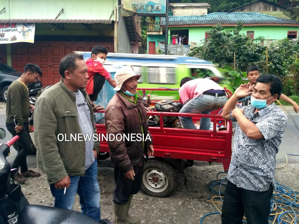Ket foto : Camat Berastagi Mirton Ketaren S.Sos, saat memberikan mengarahkan kepada Kadus Desa Doulu Pasar dan Tokoh Pemuda Doulu saat digelarnya Penyemprotan Disinfektan di Doulu Pasar, Kamis (26/03) 2020 (Ist)