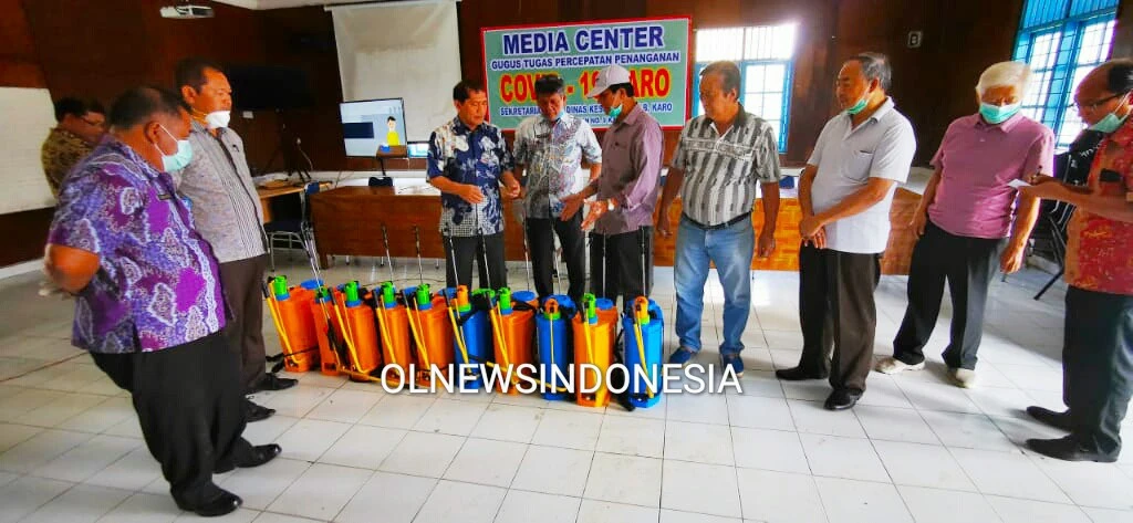 Ket foto : Bupati Karo Terkelin Brahmana SH, MH menerima bantuan alat Sprayer dari Tokoh Etnis Tionghoa Kabanjahe di Posko Gusta Covid-19 jalan Selamat Ketaren Kabanjahe, Kamis (26/03) 2020 (Ist)