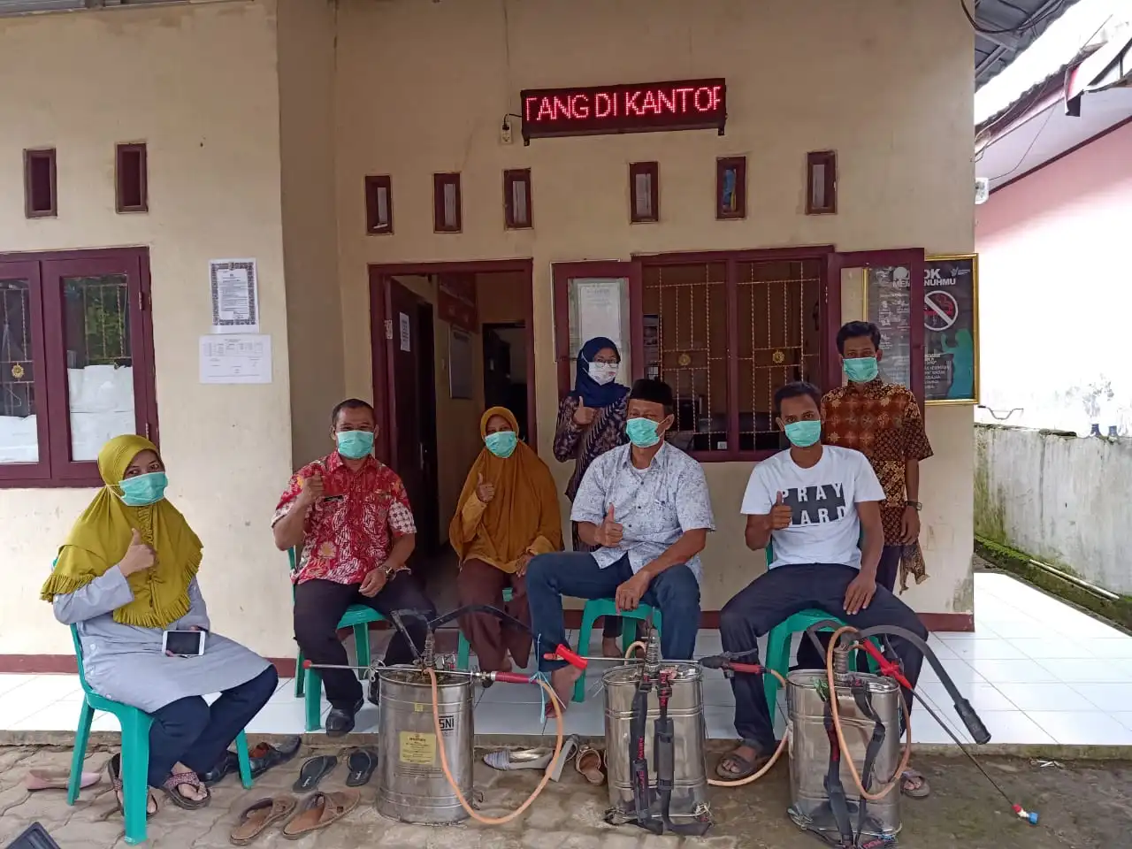 ket poto: Dampak Terlihat Kepala Desa Beserta Tim Mempersiapkan Penyemprotan Desifektan,(26/03) 2020