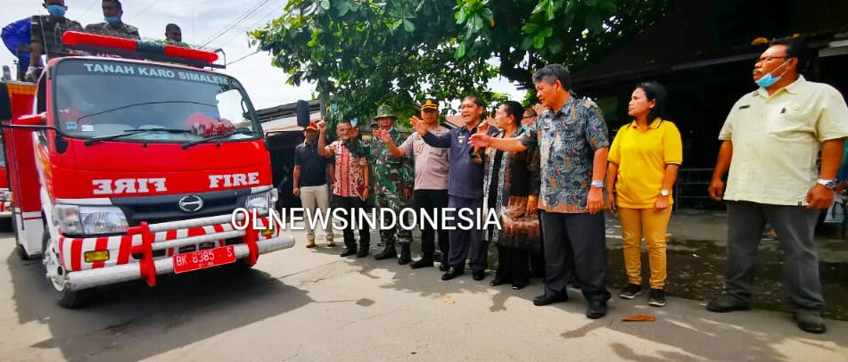Ket foto : Bupati karo Terkelin Brahmana bersama Forkopimda melepas tim pasukan  penyemprot massal Disinfektan, ke lokasi sekitar Kabanjahe  dengan unsur tim Polri /TNI, Damkar , Satpol PP, Dinas Kesehatan dan unsur ASN Kab. Karo, Jumat (27/03) 2020 (Ist)