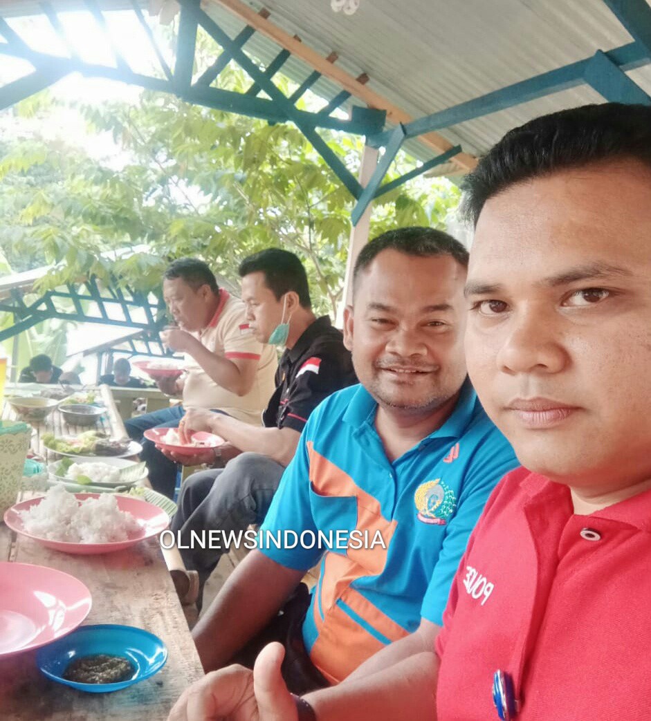 Ket foto : Ka. Rutan Kabanjahe Enjat Lukmanul Hakim dan Stafnya saat makan siang bersama PJTK di Kolam Pancing Desa Barung Kersap, Sabtu (28/03) 2020 (Ist)