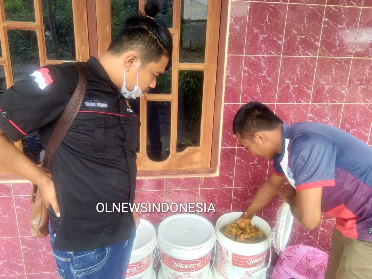 Ket foto : Adi Pranata Sebayang saat menunjukkan dan mengajari teknik pembuatan Eco Enzyme yang terbuat dari bahan limbah Buah dan sayuran di Desa Barung Kersap, Kecamatan Munte Kabupaten Karo, Sabtu (28/03) 2020 (Ist)