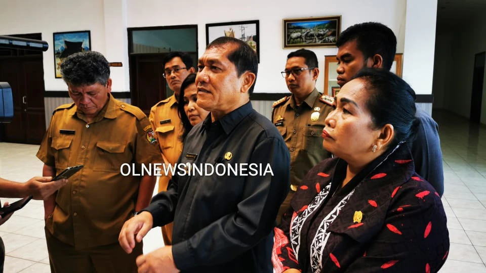 Ket foto : Bupati Karo Terkelin Brahmana didampingi Kadis Kesehatan, Ketua DPRD Karo, dan Ketua Gugus Tugas Percepatan Penanganan Covid-19 saat memberikan keterangan kepada wartawan di kantor Bupati Karo Kabanjahe, Senin (30/03) 2020 (Ist)