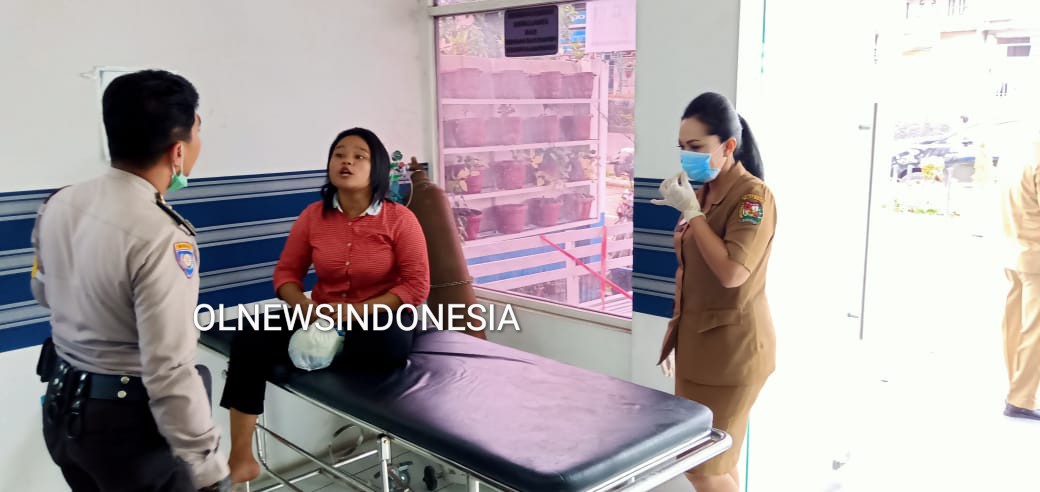 Ket foto : Pasien yang mengaku bernama Anggita memaki maki Petugas saat di Ruang UGD Puskesmas Berastagi, Selasa (31/03) 2020 (Ist)