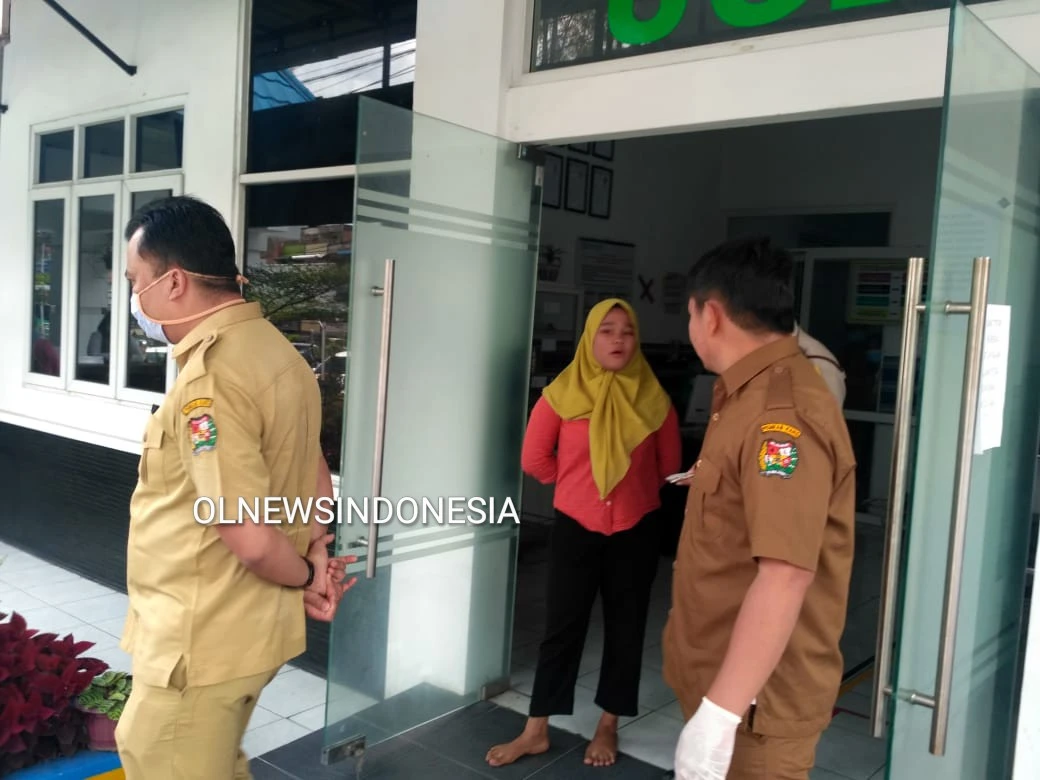Ket foto : Pasien Anggita sesaat usai memaki maki Petugas sebelum dibawa oleh pihak Dinas Sosial Kabupaten Karo ke Kabanjahe, Selasa (31/02) 2020 (Ist)