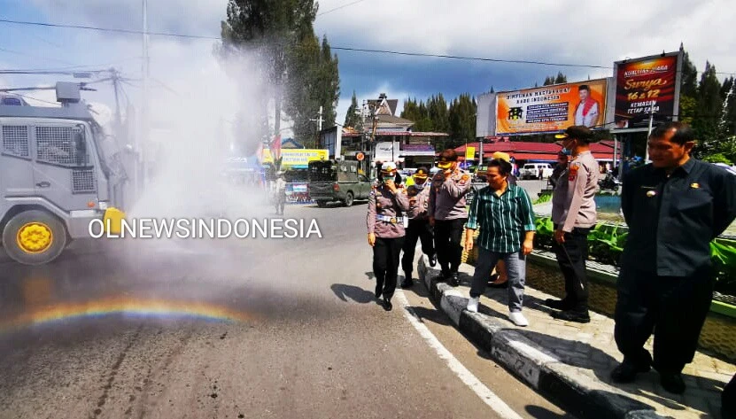 Ket foto : Bupati Karo Terkelin Brahmana SH, MH bersama Kapolres Tanah Karo AKBP Yustinus Setyo Indriono saat lakukan penyemprotan di ruas jalan Kota Kabanjahe, Selasa (31/03) 2020 (Ist)