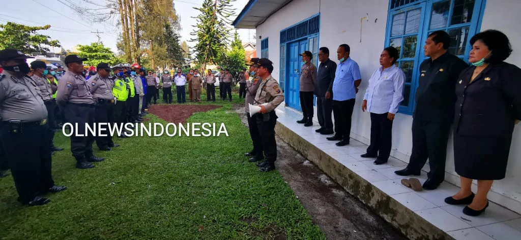 Ket foto : Kapolres Tanah Karo AKBP Yustinus Setyo Indriono Gelar Apel Penyemprotan Disinfektan di hadiri Bupati dan Wakil Bupati Karo di Posko Gusta Kabanjahe, Selasa (31/03) 2020 (Ist)