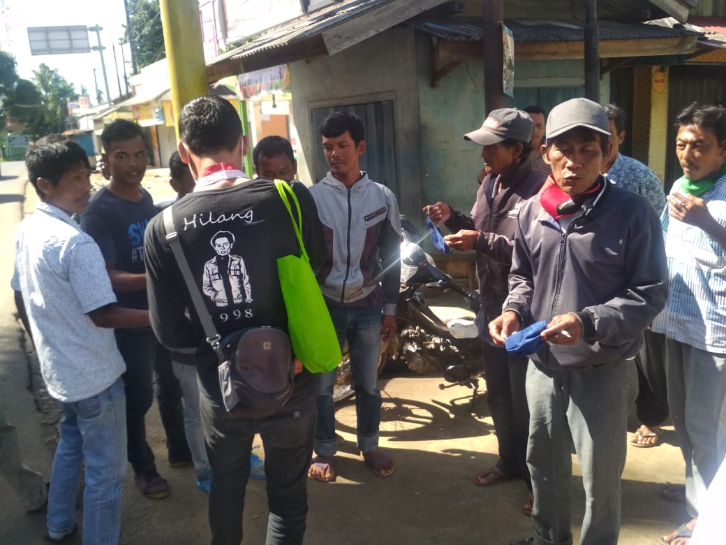 ket poto: dampak terlihat Anggota DPC GMNI Pandeglang sedang membagikan Masker dan handsanitaizer gratis kepada tukang ojek (31/03)