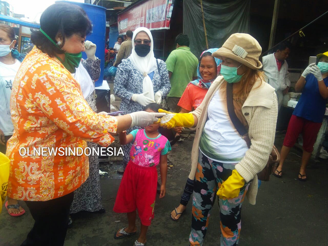 Ket foto : tampak Wakil Bupati Karo Cory Seriwaty Br Sebayang sedang membagikan Masker kepada warga masyarakat yang melintas di Pusat Pasar, Rabu (03/04) 2020 (Ist)