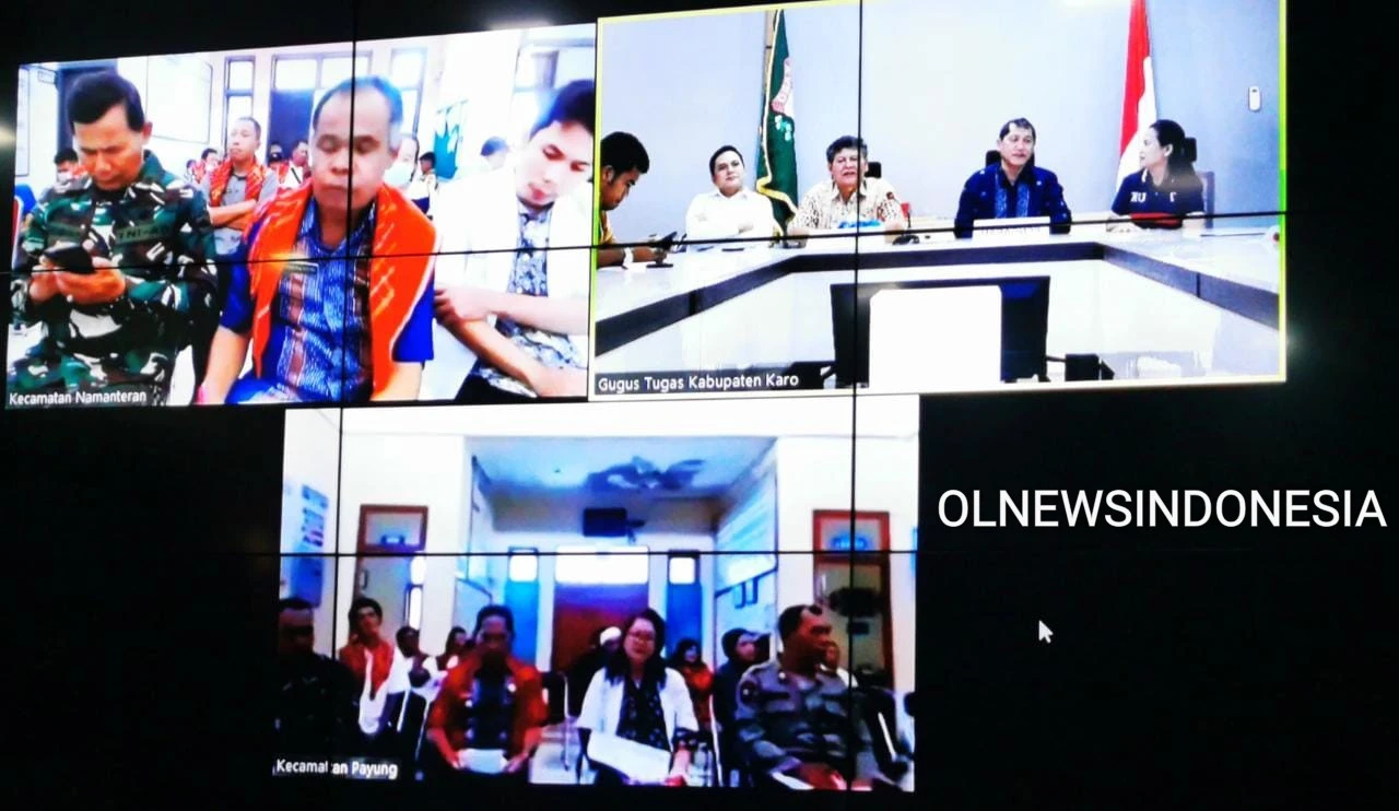 Ket foto : Bupati Karo terus pantau perkembangan wabah Covid-19 di setiap kecamatan yang ada di Kabupaten Karo dengan menggelar Videoconference dari Ruang Command Center Kantor Bupati Karo Kabanjahe, Jumat (03/04) 2020 (Ist)