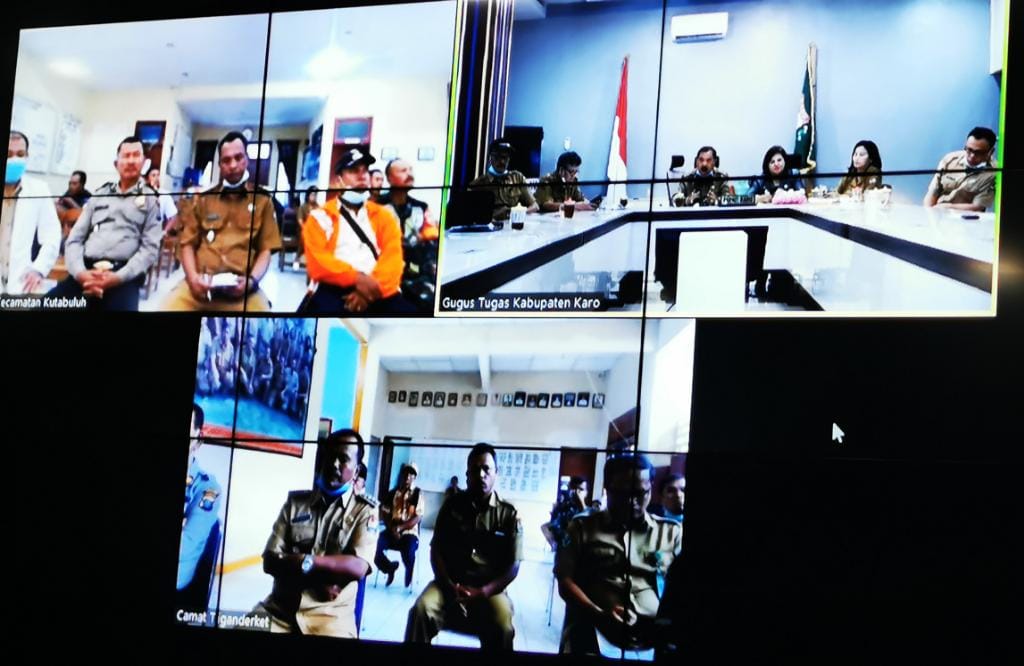 Ket foto : Pemkab Karo Gelar Videoconference kepada Para Camat untuk melakukan sosialisasi update penanganan Covid-19 dari ruang Comand Center Kabanjahe, Senin (06/04) 2020 (Ist)