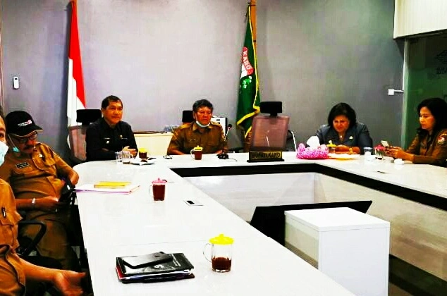 Ket foto : Bupati Karo Terkelin Brahmana SH, MH didampingi Wakil Bupati Karo Cory Seriwaty Br Sebayang dan lainnya saat mengikuti videoconference bersama Gubsu Edy Rahmayadi, Senin (06/04) 2020 (Ist)
