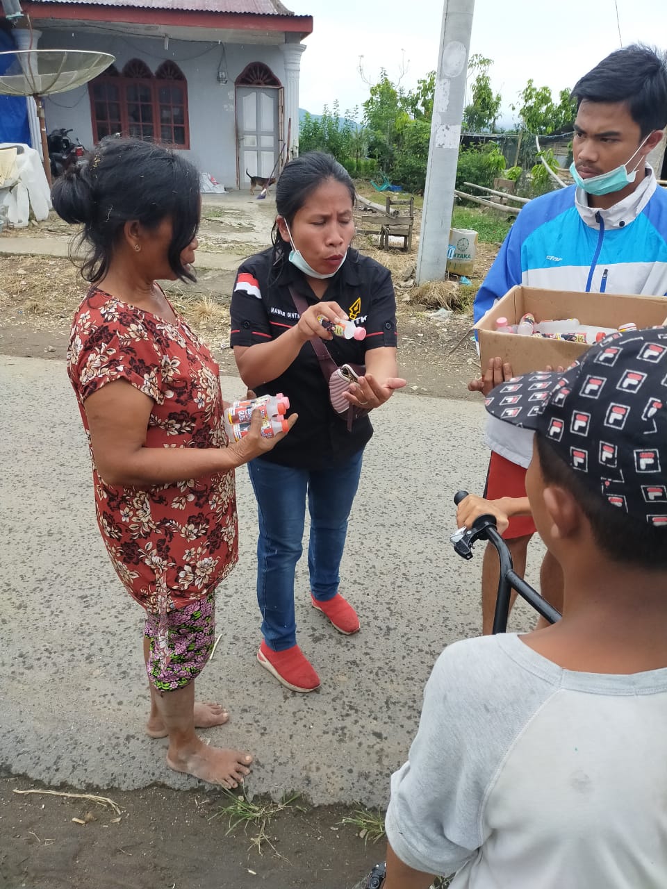 Ket foto : Jurnalis Tanah Karo saat memberikan Handsanitizer sekaligus memberikan sosialisasi tentang Covid-19 kepada salah satu warga, Senin (06/04) 2020 (Ist)